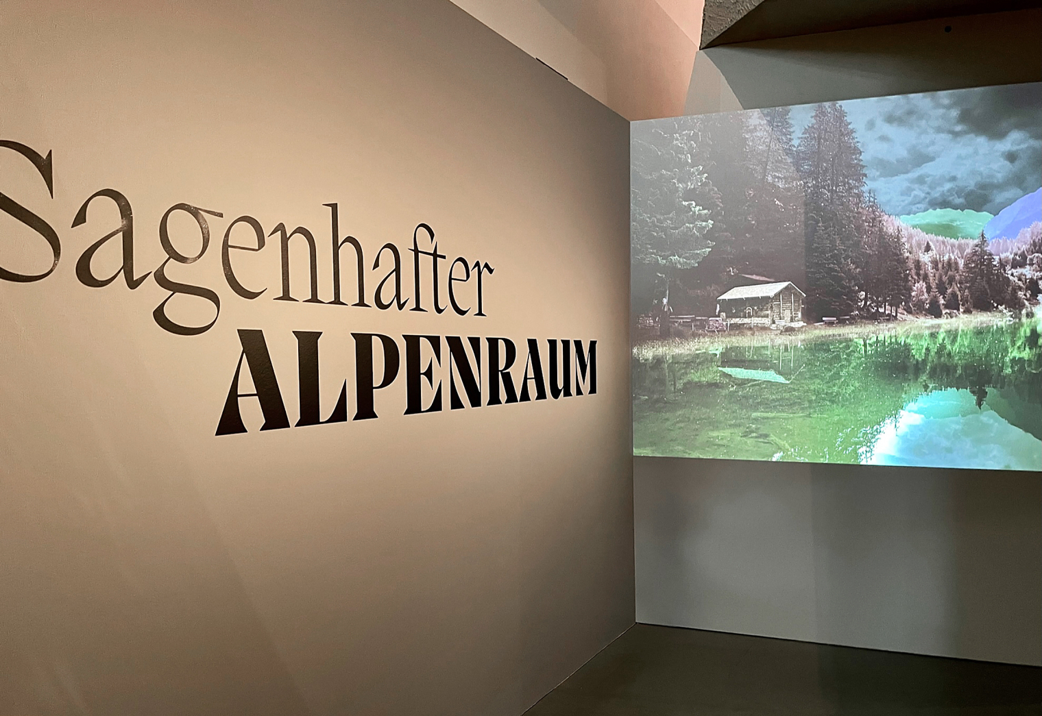 Ausstellung Sagenhafter Alpenraum. Sagen aus den Alpen. Schweizerisches Nationalmuseum Zürich. Szenografie und Gestaltungskonzept von Martina Nievergelt