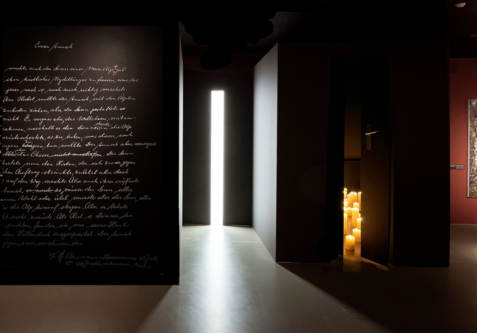 Raum im Raum konstruktion für die Ausstellung Sagenhafter Alpenraum. Sagen aus den Alpen. Schweizerisches Nationalmuseum Zürich. Szenografie und Gestaltungskonzept von Martina Nievergelt