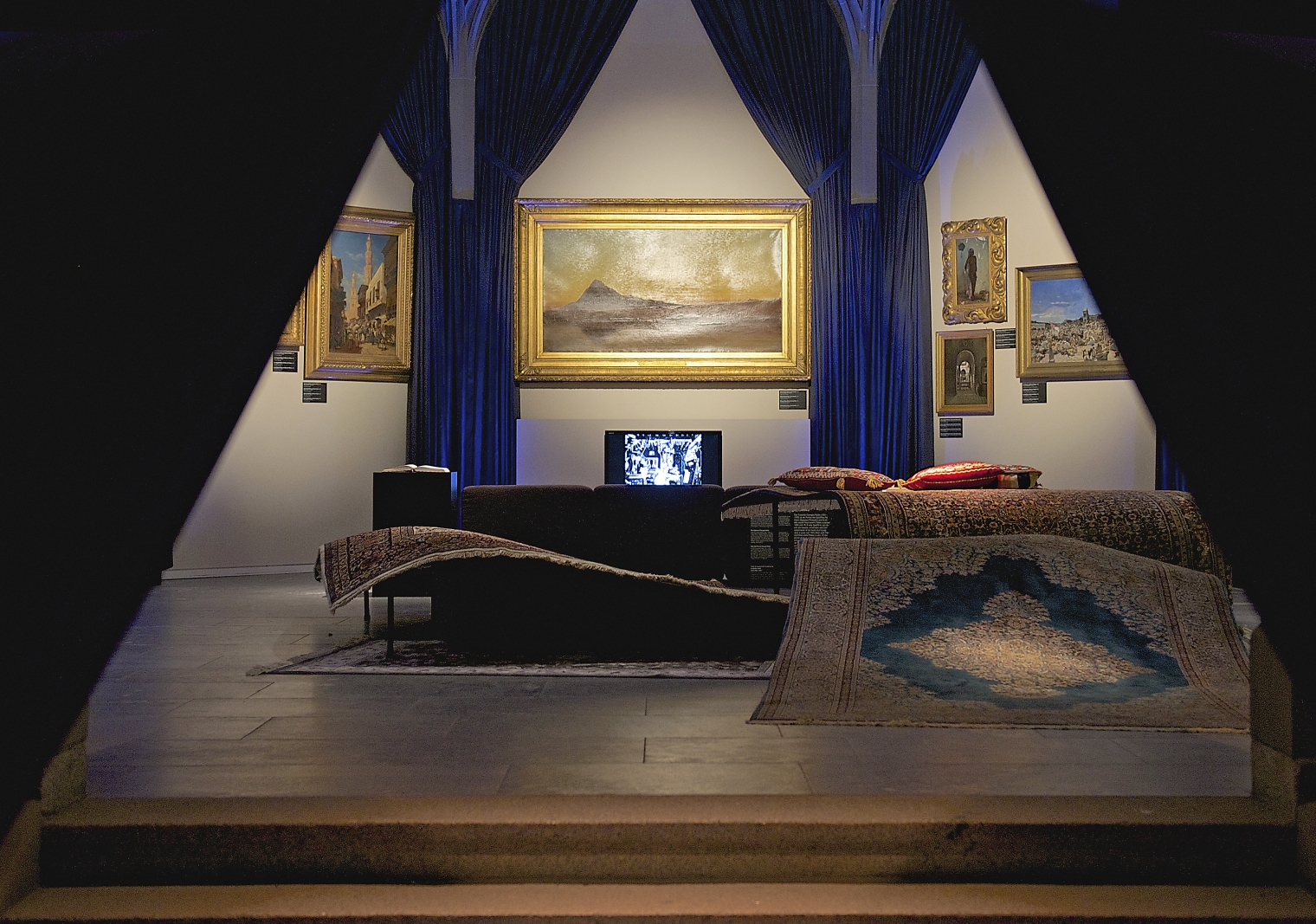Ausstellung: Märchen, Magie und Trudi Gerster. Schweizerisches Nationalmuseum Zürich. Szenografie: Martina Nievergelt fliegende Teppiche