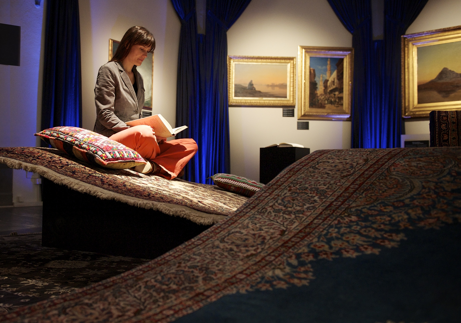 Ausstellung: Märchen, Magie und Trudi Gerster. Schweizerisches Nationalmuseum Zürich. Szenografie: Martina Nievergelt fliegende Teppiche