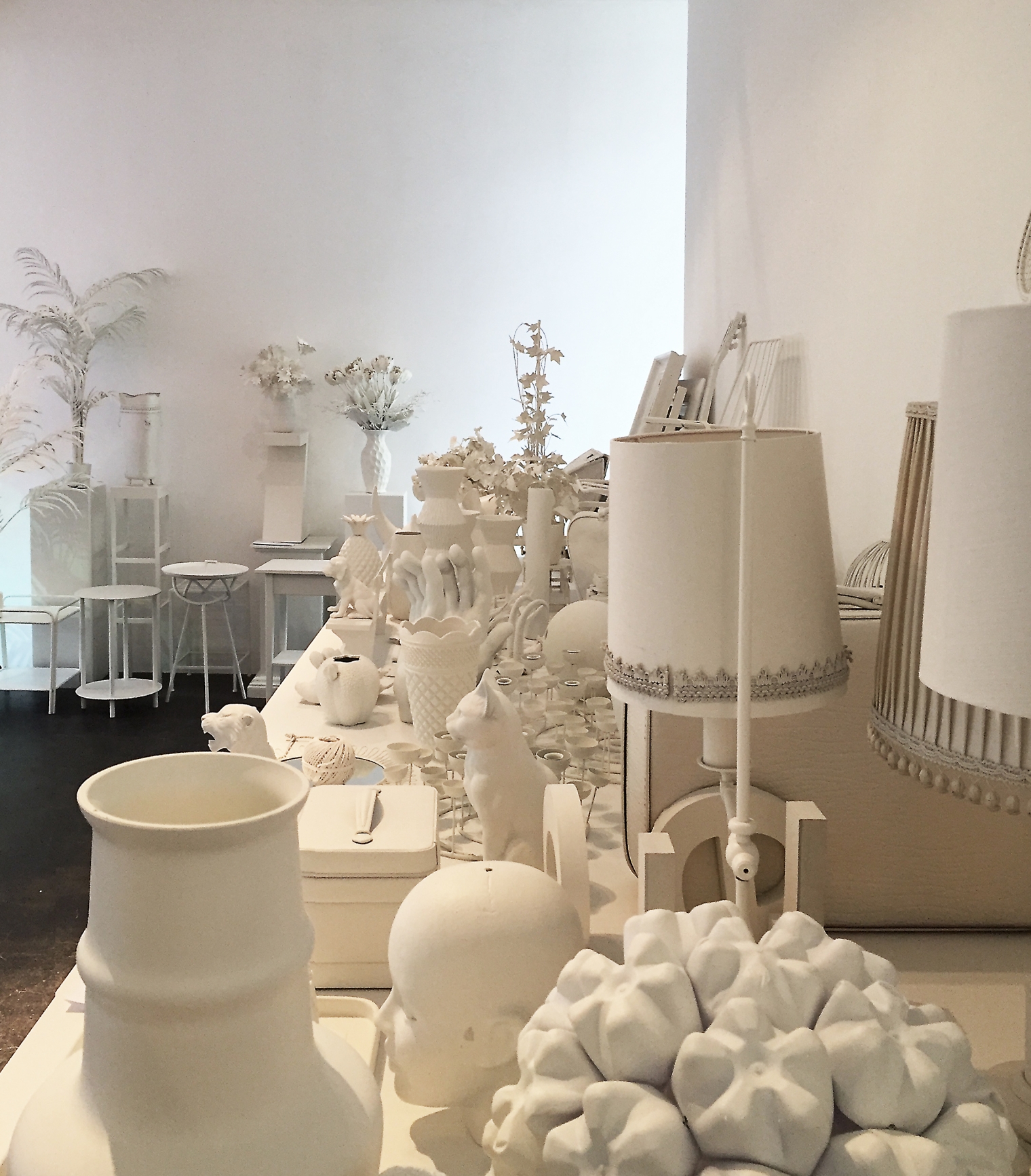 Ausstellungsaufbau vorbereitung der Ausstellung Twinsie. Du als 3 D Figur. Pop-up Galerie für Ifolor AG. White in White. Szenografie und Gestaltungskonzept von Martina Nievergelt