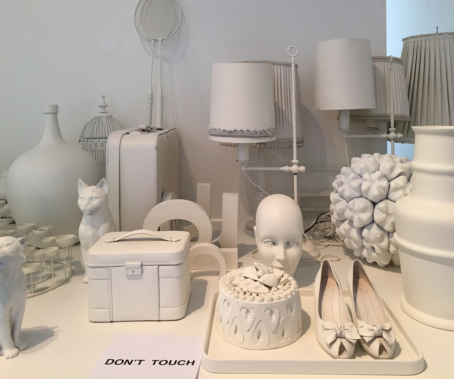 Ausstellungsaufbau vorbereitung der Ausstellung Twinsie. Du als 3 D Figur. Pop-up Galerie für Ifolor AG. White in White. Szenografie und Gestaltungskonzept von Martina Nievergelt