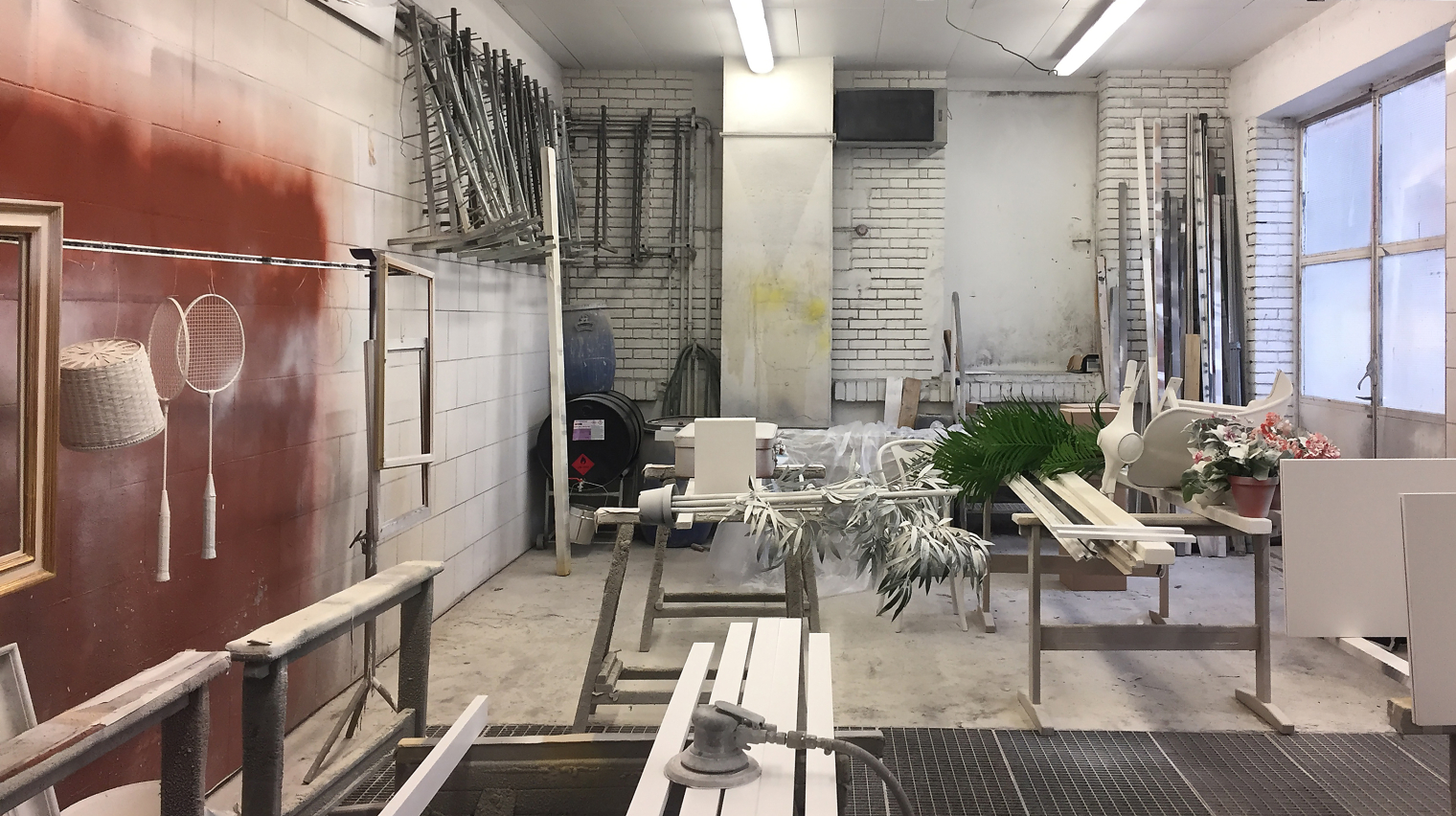 alles Objekte wurden weiss bemalt für die Ausstellung Twinsie. Du als 3 D Figur. Pop-up Galerie für Ifolor AG. White in White. Szenografie und Gestaltungskonzept von Martina Nievergelt