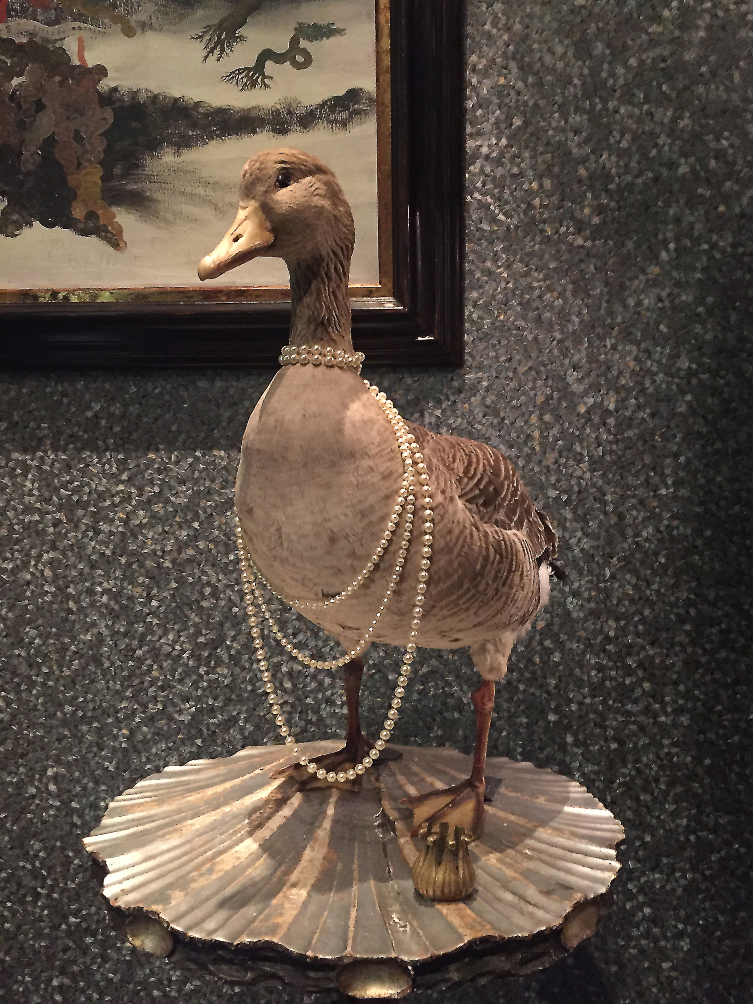 Die Ausstellung Cooperations in der Fondation Beyeler feiert die Kooperation des Museums mit Privatsammlungen. Szenografie und Gestaltungskonzept der Wunderkammer von Martina Nievergelt