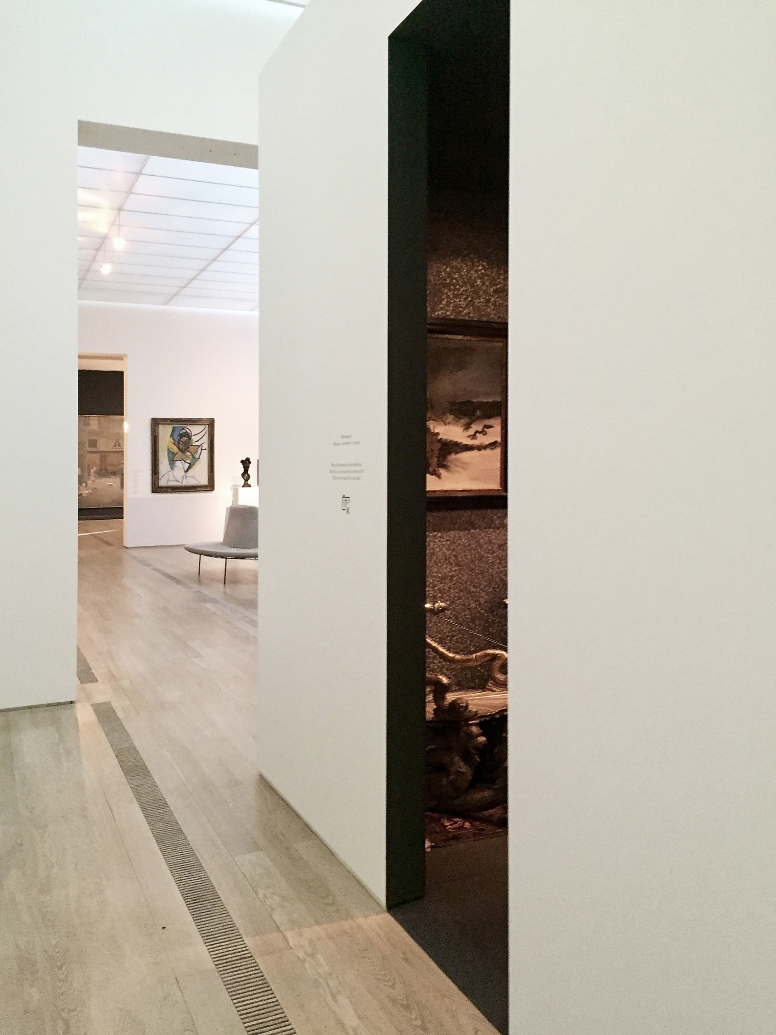 Raum im Raum. Die Ausstellung Cooperations in der Fondation Beyeler feiert die Kooperation des Museums mit Privatsammlungen. Szenografie und Gestaltungskonzept der Wunderkammer von Martina Nievergelt