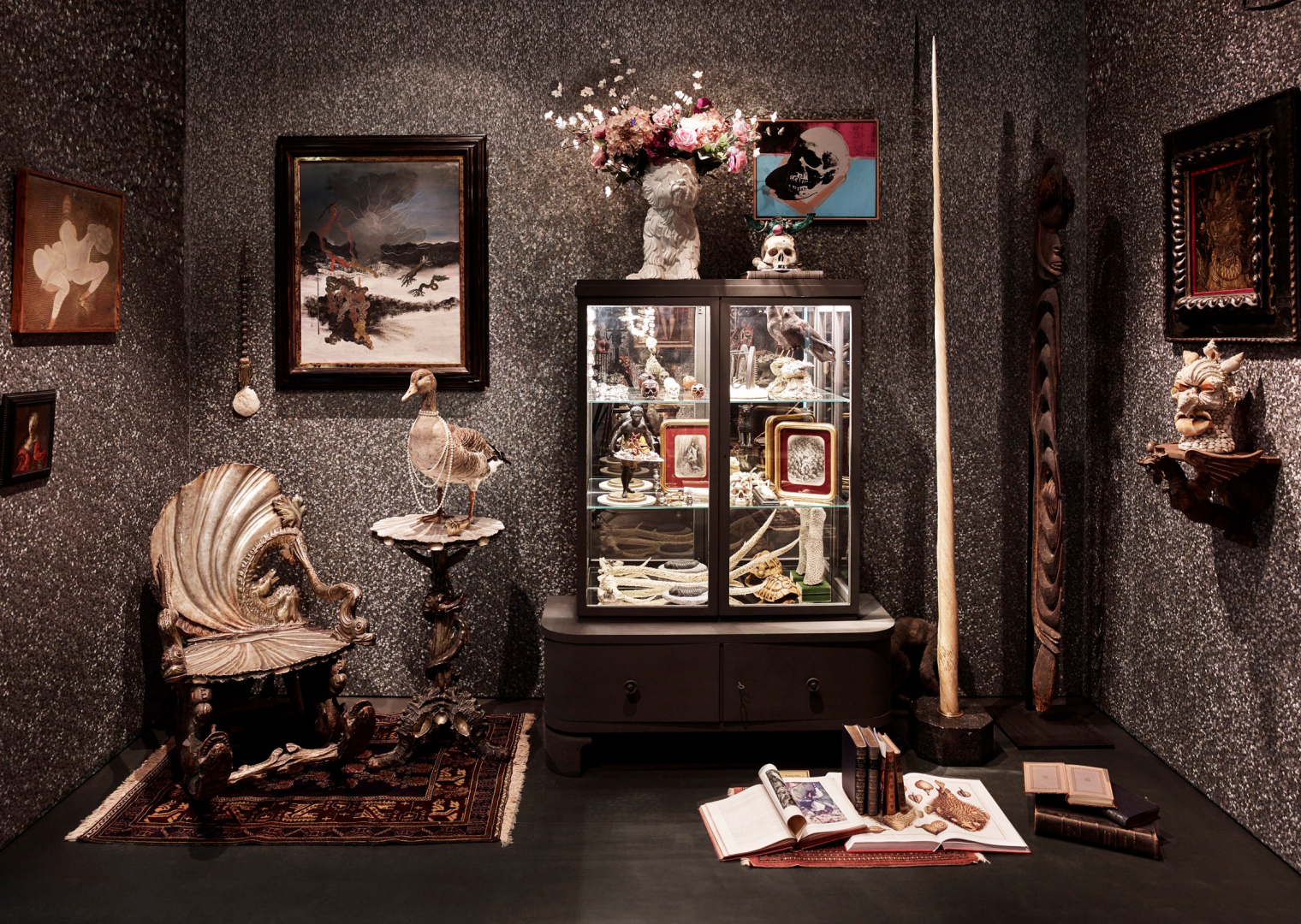 Die Ausstellung Cooperations in der Fondation Beyeler feiert die Kooperation des Museums mit Privatsammlungen. Szenografie und Gestaltungskonzept der Wunderkammer von Martina Nievergelt