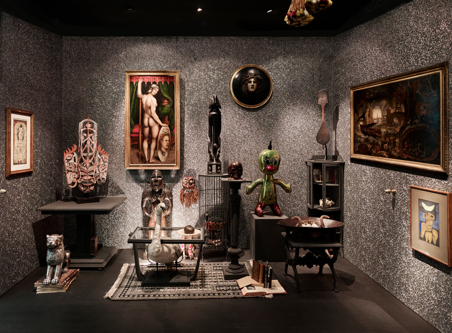 Die Ausstellung Cooperations in der Fondation Beyeler feiert die Kooperation des Museums mit Privatsammlungen. Szenografie und Gestaltungskonzept der Wunderkammer von Martina Nievergelt