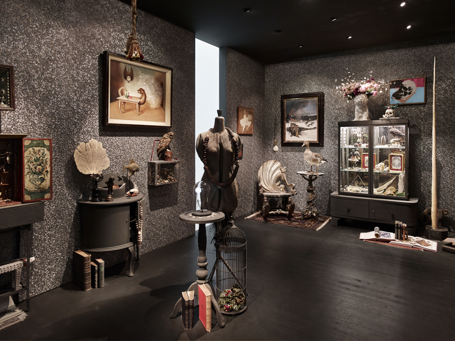 Die Ausstellung Cooperations in der Fondation Beyeler feiert die Kooperation des Museums mit Privatsammlungen. Szenografie und Gestaltungskonzept der Wunderkammer von Martina Nievergelt