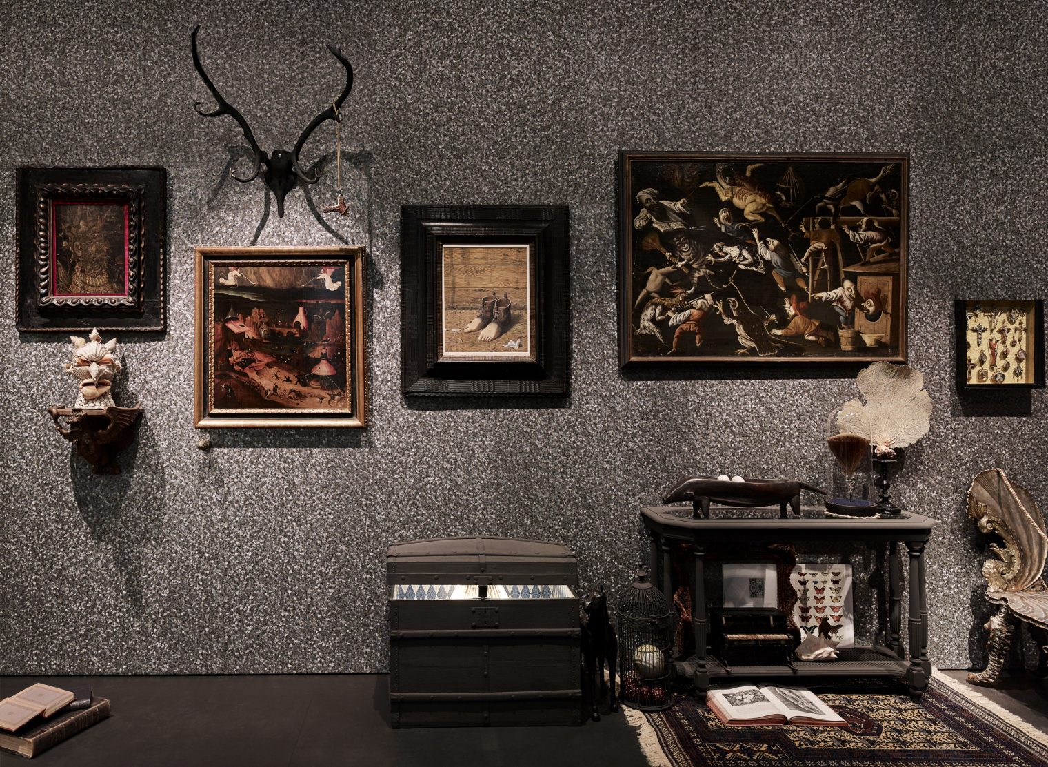 Die Ausstellung Cooperations in der Fondation Beyeler feiert die Kooperation des Museums mit Privatsammlungen. Szenografie und Gestaltungskonzept der Wunderkammer von Martina Nievergelt
