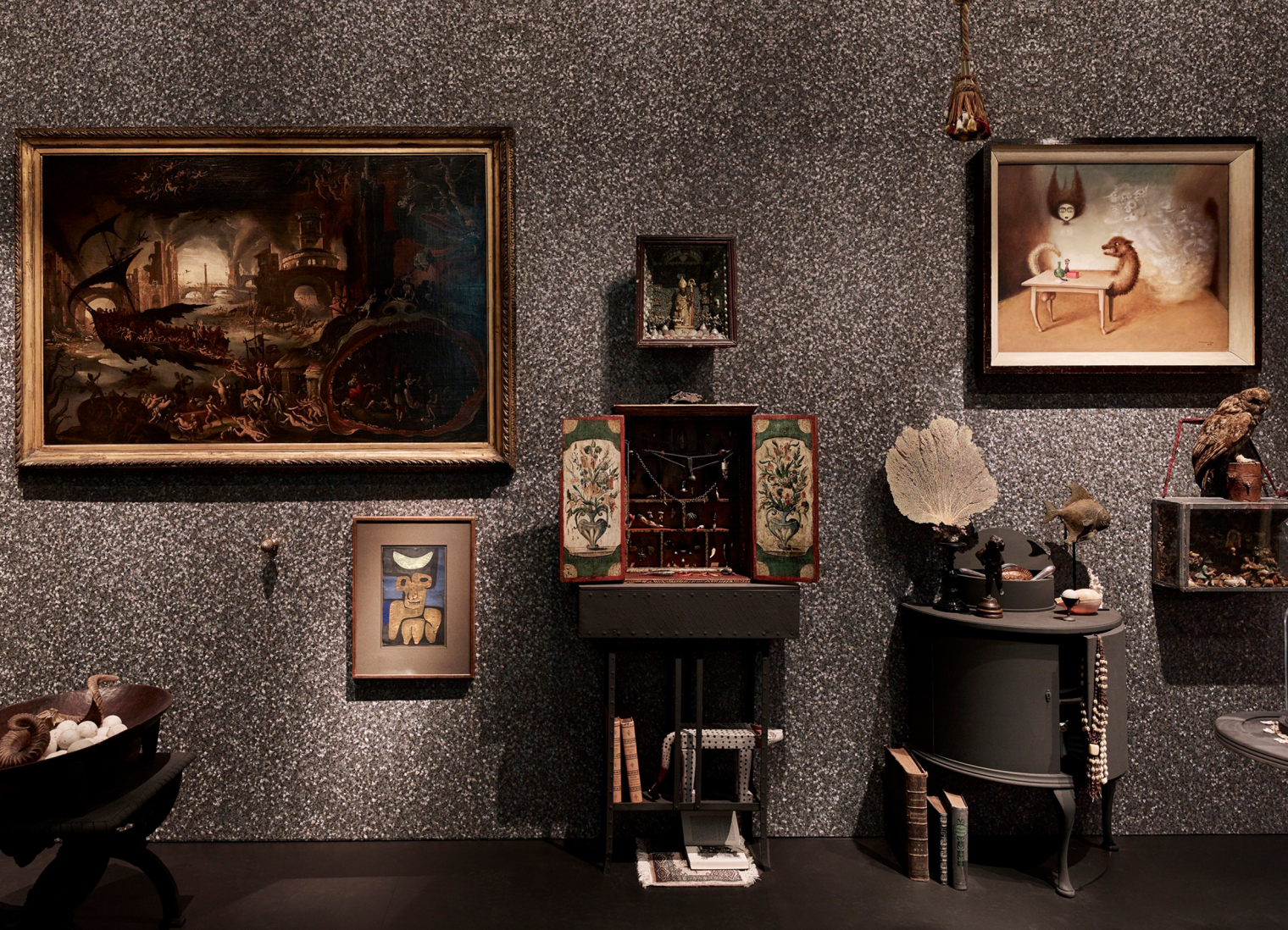 Die Ausstellung Cooperations in der Fondation Beyeler feiert die Kooperation des Museums mit Privatsammlungen. Szenografie und Gestaltungskonzept der Wunderkammer von Martina Nievergelt