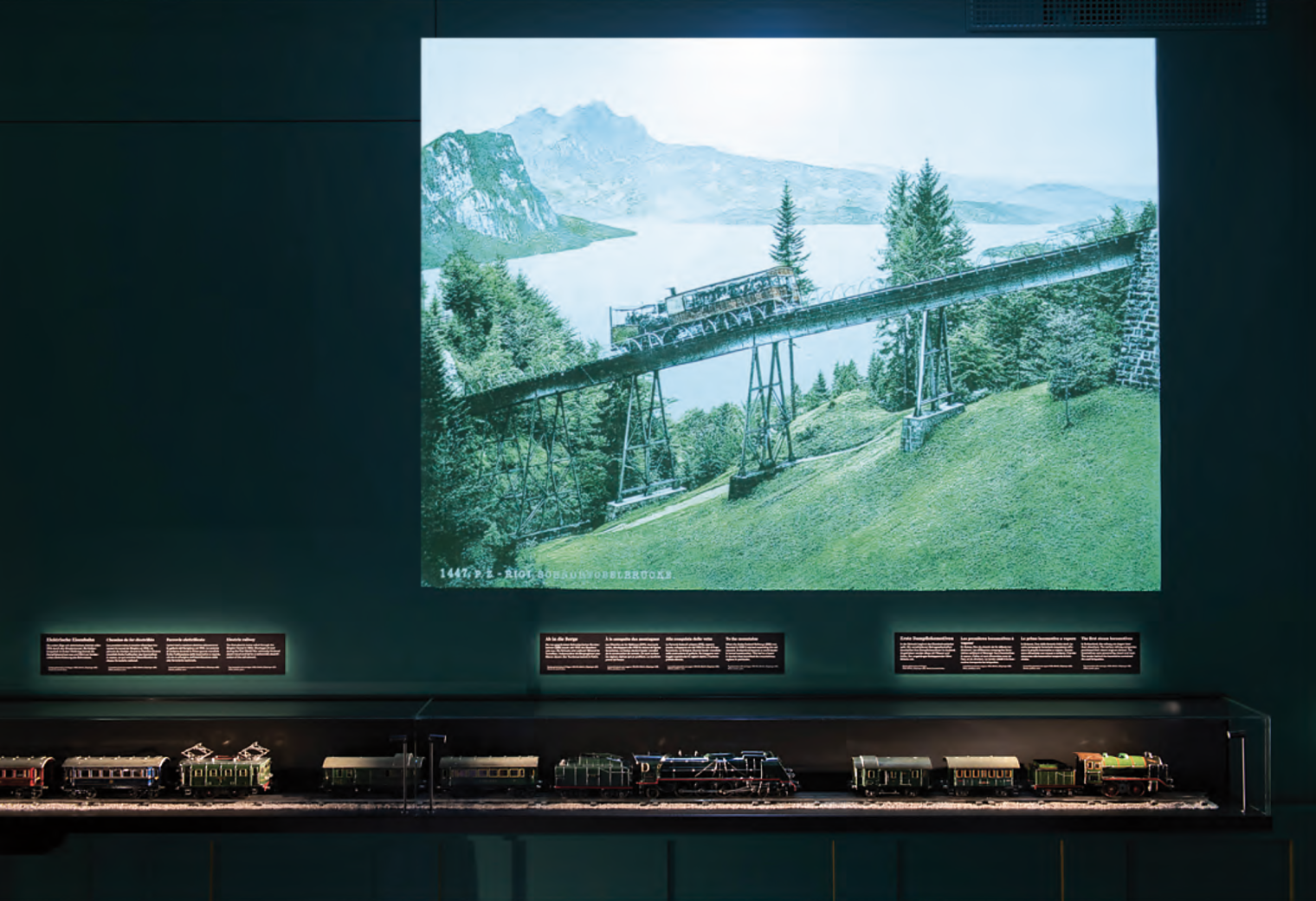 Eisenbahnraum. Familienausstellung Mit fliegendem Teppich durch die Geschichte. Schweizerisches Nationalmuseum Zürich. Szenografie und Gestaltungskonzept von Martina Nievergelt