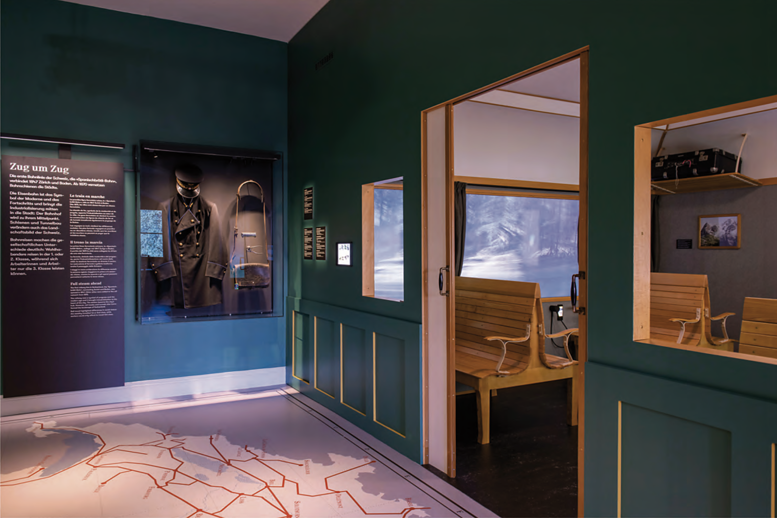 Raum im Raum. Eisenbahnwagen-abteil. Familienausstellung Mit fliegendem Teppich durch die Geschichte. Schweizerisches Nationalmuseum Zürich. Szenografie und Gestaltungskonzept von Martina Nievergelt