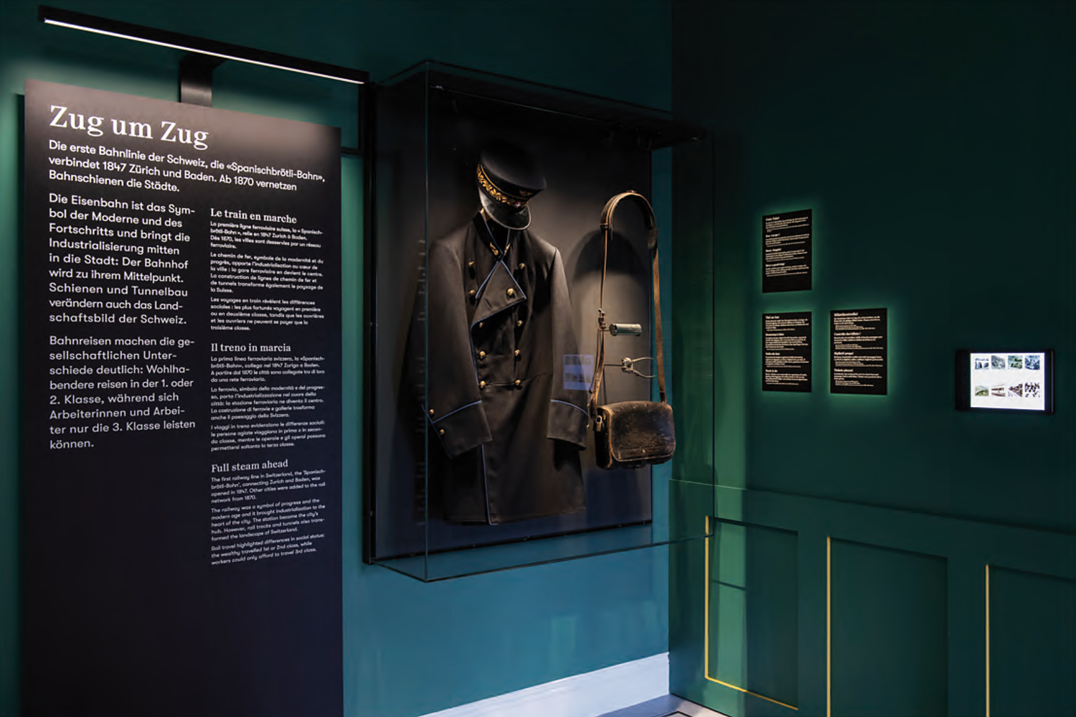 Eisenbahnraum. Familienausstellung Mit fliegendem Teppich durch die Geschichte. Schweizerisches Nationalmuseum Zürich. Szenografie und Gestaltungskonzept von Martina Nievergelt