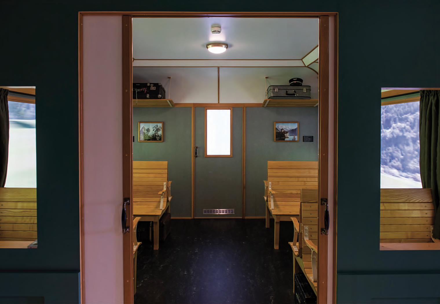 Raum im Raum. Eisenbahnwagen-abteil. Familienausstellung Mit fliegendem Teppich durch die Geschichte. Schweizerisches Nationalmuseum Zürich. Szenografie und Gestaltungskonzept von Martina Nievergelt
