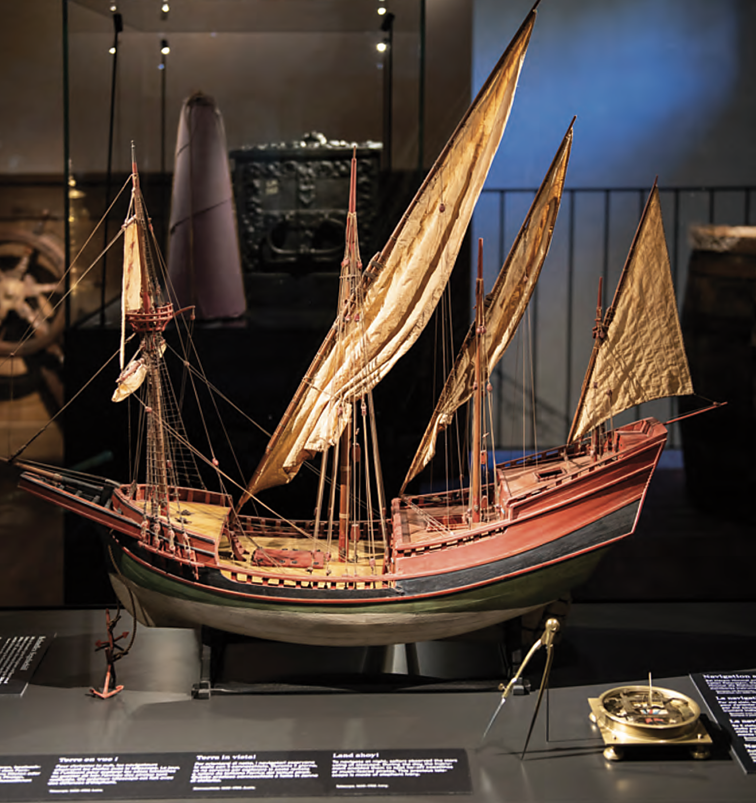 Handelsschiffraum. Vitrine mit Schiff. Familienausstellung Mit fliegendem Teppich durch die Geschichte. Schweizerisches Nationalmuseum Zürich. Szenografie und Gestaltungskonzept von Martina Nievergelt