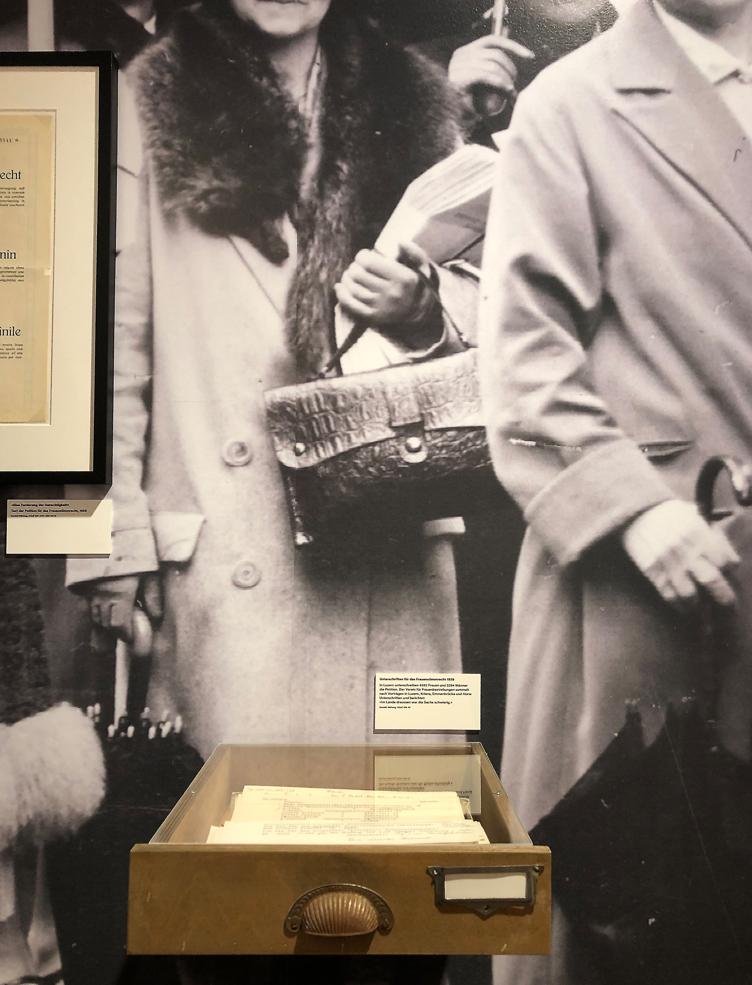 Detailansicht-wand. Ausstellung Eine Stimme haben. 50 Jahre Frauenstimmrecht Luzern im Historischen Museum. Szenografie und Gestaltungskonzept von Martina Nievergelt