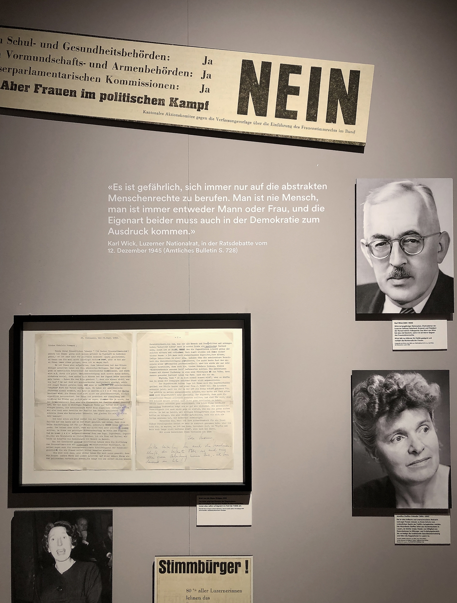 Deatilansicht-wand. Ausstellung Eine Stimme haben. 50 Jahre Frauenstimmrecht Luzern im Historischen Museum. Szenografie und Gestaltungskonzept von Martina Nievergelt