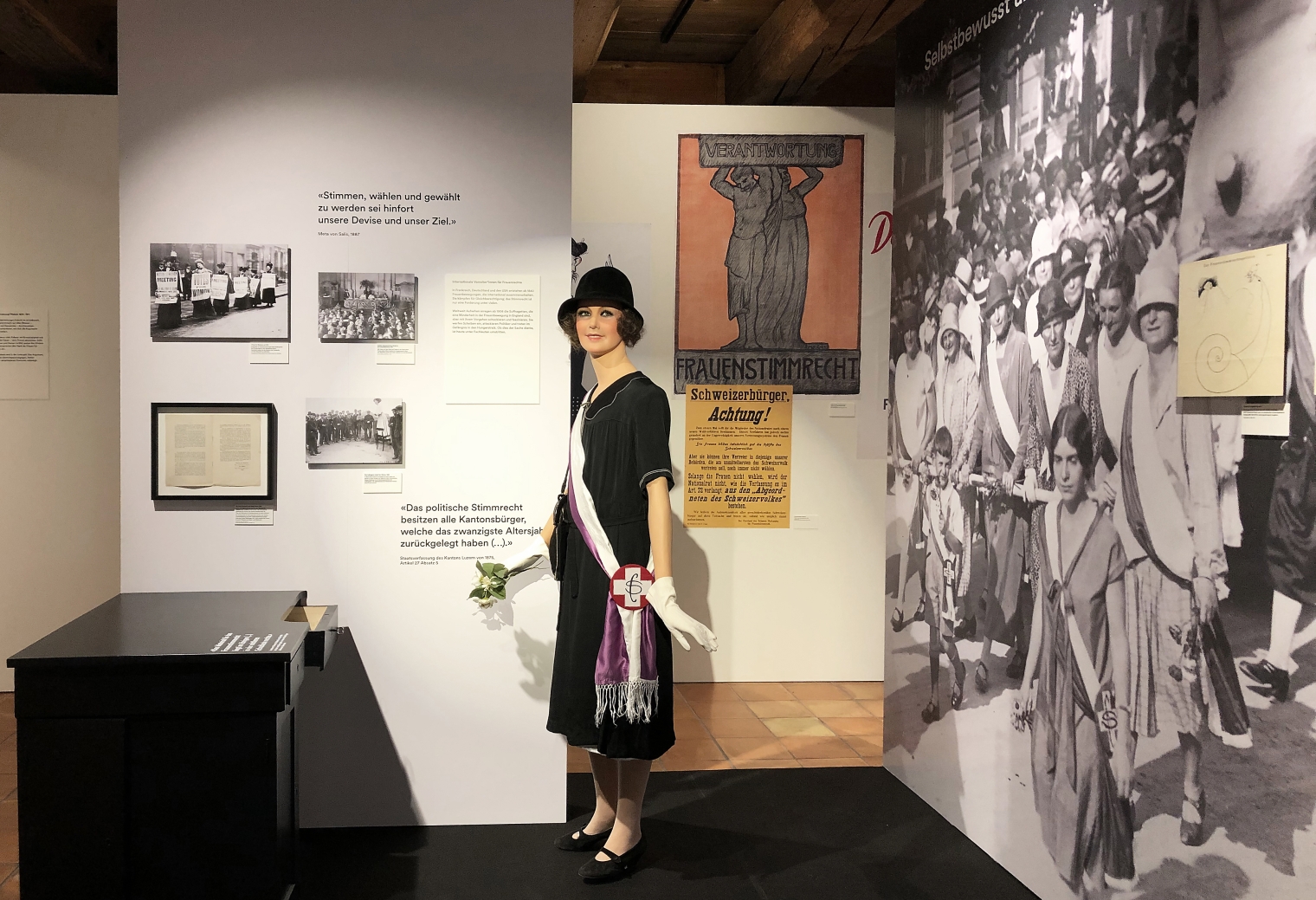Ausstellung Eine Stimme haben. 50 Jahre Frauenstimmrecht Luzern im Historischen Museum. Szenografie und Gestaltungskonzept von Martina Nievergelt