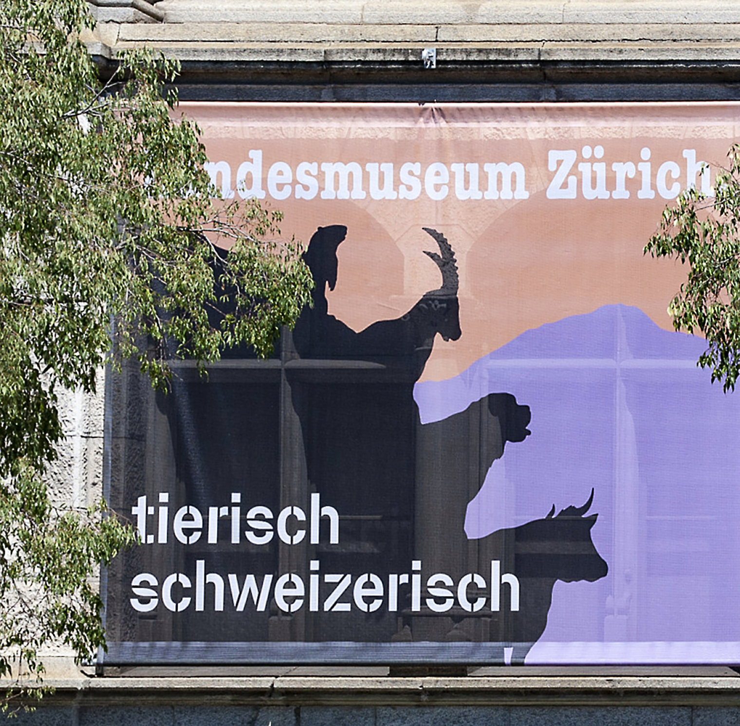 Plakat für die Ausstellung: Tierisch schweizerisch im Schweizerisches Nationalmuseum Zürich. Szenografie und Gestaltungskonzept von Martina Nievergelt