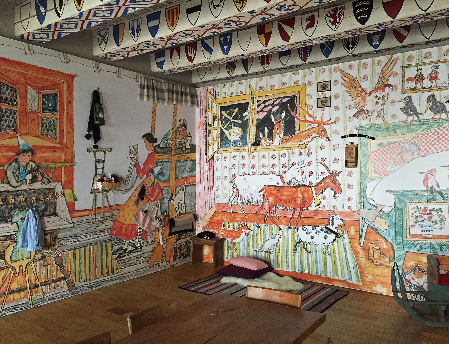 Kinderraum. Ausstattung. Wandtapete bestückt mit Objekten. Ausstellung. Alois Carigiet. Schweizerisches Nationalmuseum Zürich. Szenografie und Gestaltungskonzept von Martina Nievergelt