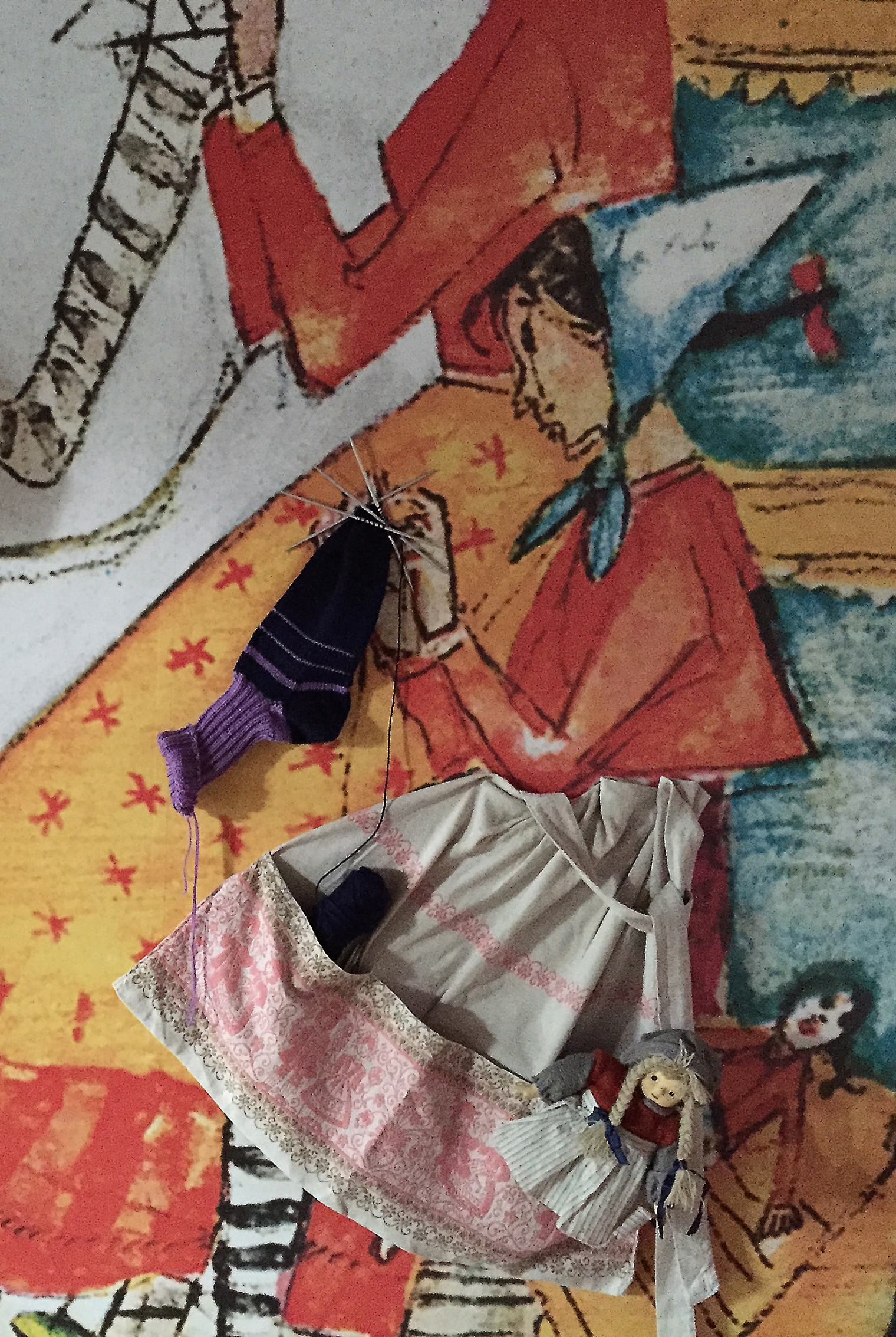 Kinderraum. Ausstattung. Wandtapete bestückt mit Objekten. Flurina am stricken. Ausstellung. Alois Carigiet. Schweizerisches Nationalmuseum Zürich. Szenografie und Gestaltungskonzept von Martina Nievergelt