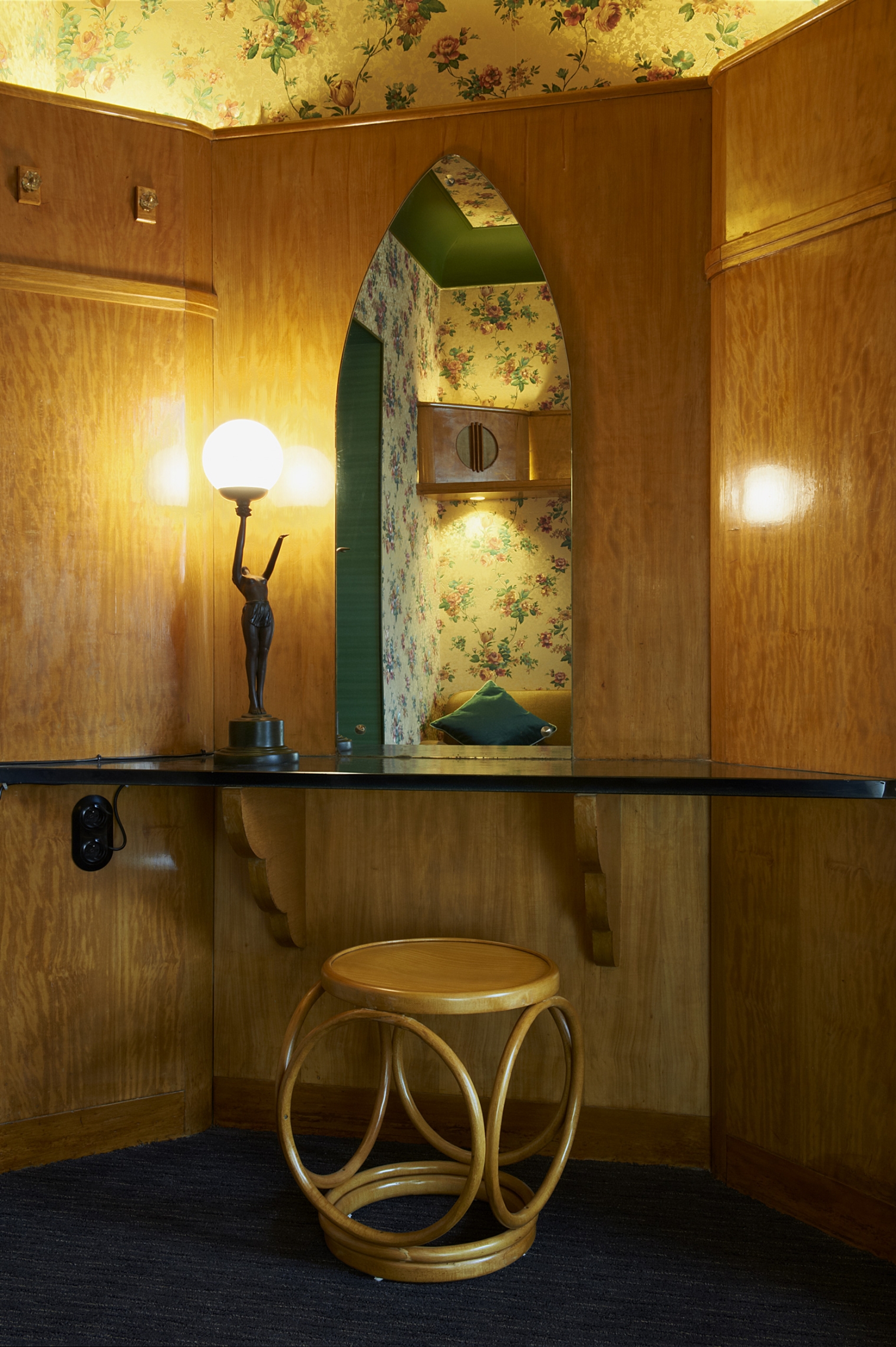 Hotel Le Berger. Inneneinrichtung vom legendärem Hotel „de Rendez-Vous“ im Art Deco Stil. 50 individuell gestaltete Hotelzimmer Interior-Design und Gestaltungskonzept von Martina Nievergelt. Room Manon