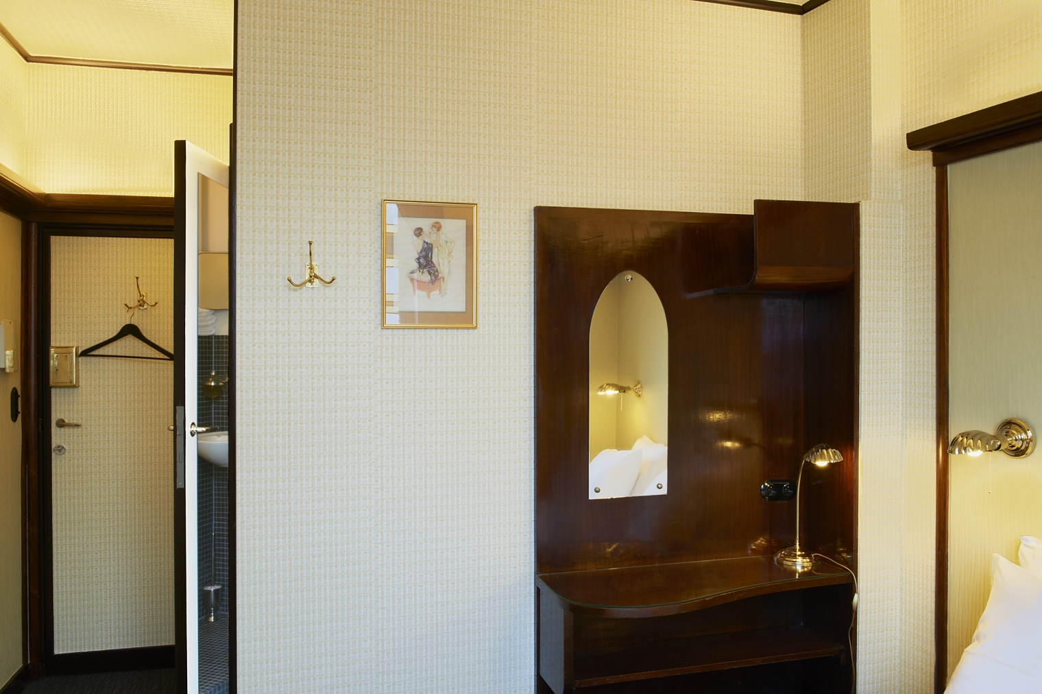 Hotel Le Berger. Inneneinrichtung vom legendärem Hotel „de Rendez-Vous“ im Art Deco Stil. 50 individuell gestaltete Hotelzimmer Interior-Design und Gestaltungskonzept von Martina Nievergelt.