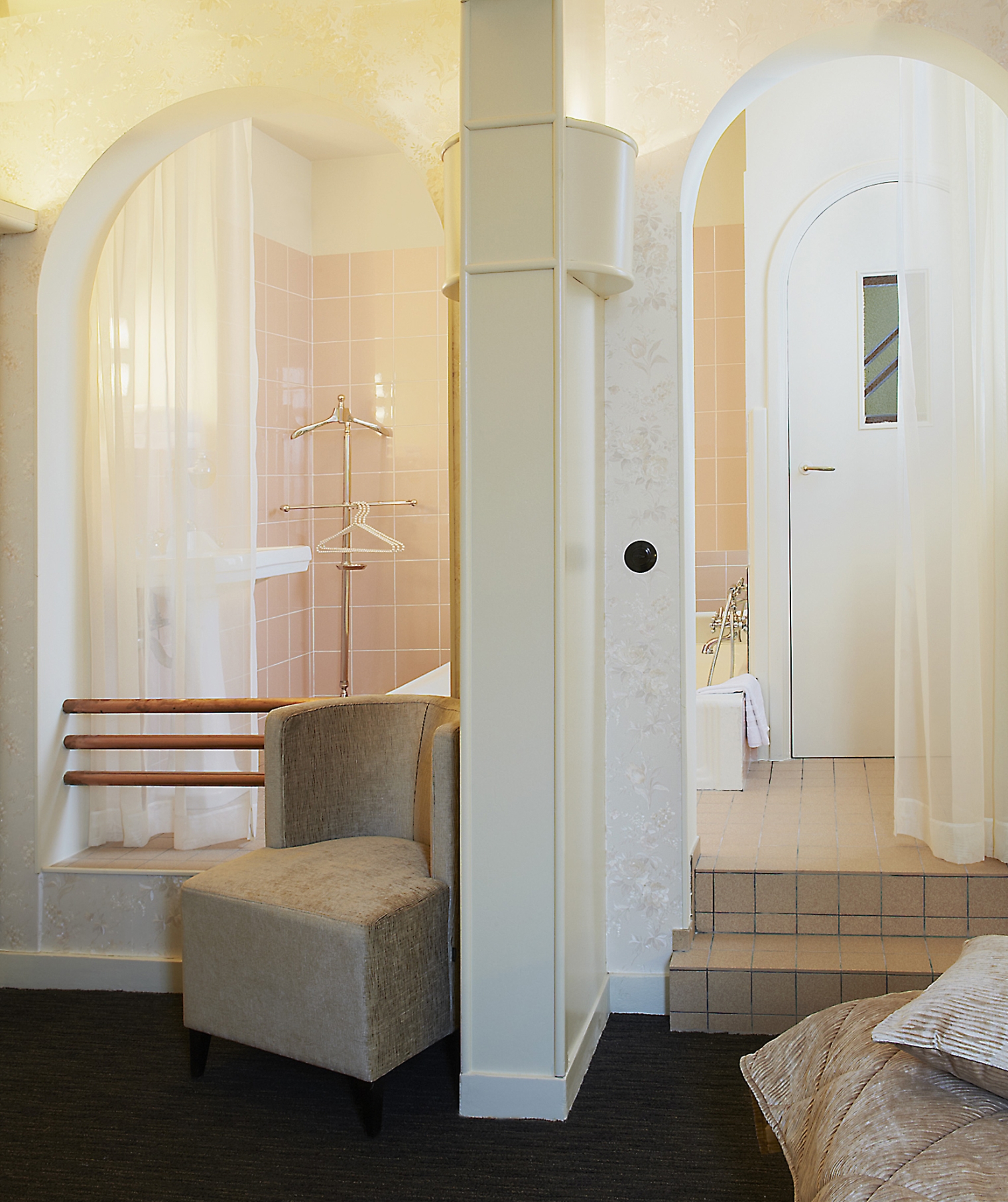 Hotel Le Berger. Inneneinrichtung vom legendärem Hotel „de Rendez-Vous“ im Art Deco Stil. 50 individuell gestaltete Hotelzimmer Interior-Design und Gestaltungskonzept von Martina Nievergelt. Room Blanche