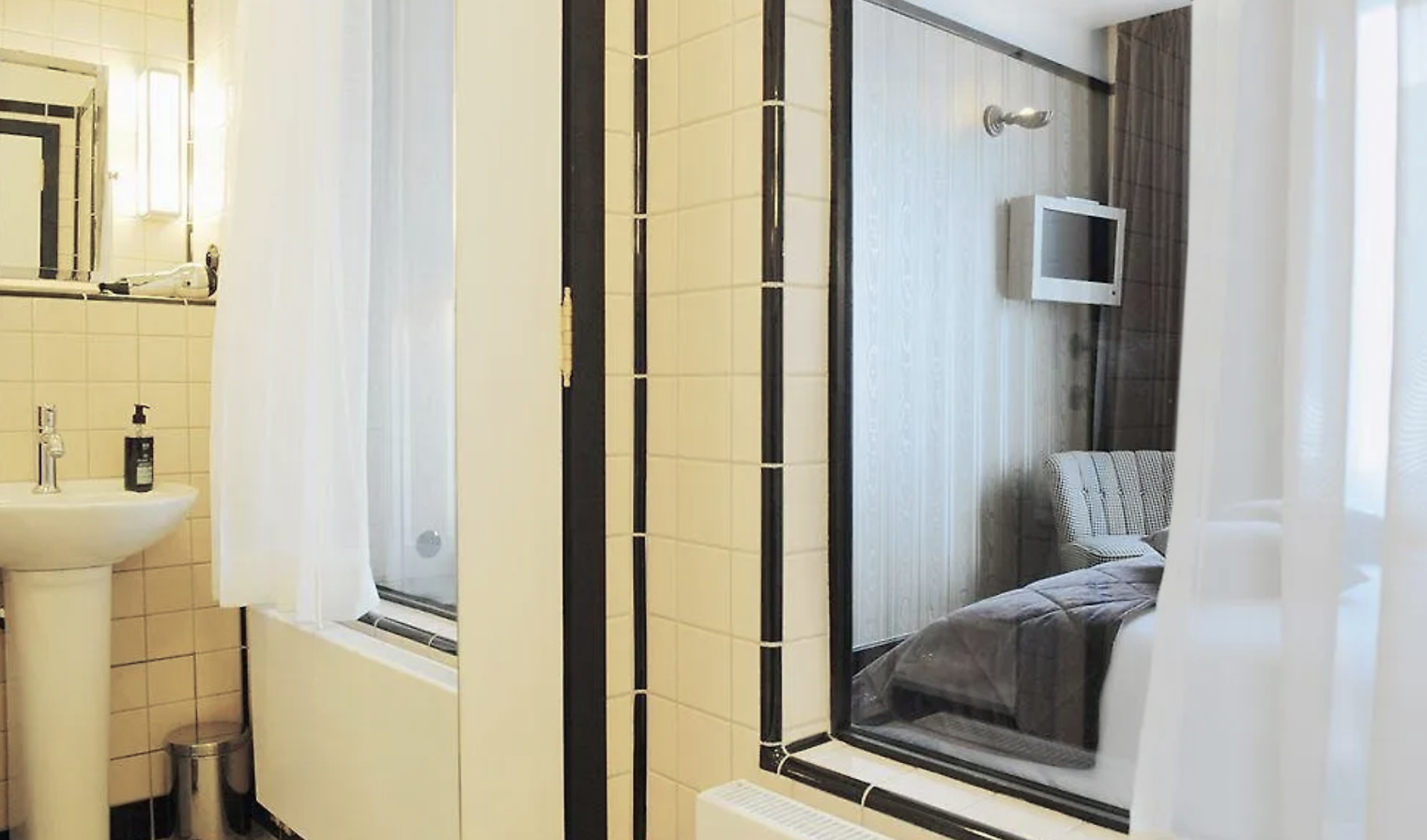 Badezimmer mit Sicht in den Raum.Hotel Berger Annex. Zusätzliche Hotelzimmer Neubau. Interior-Design und Gestaltungskonzept von Martina Nievergelt