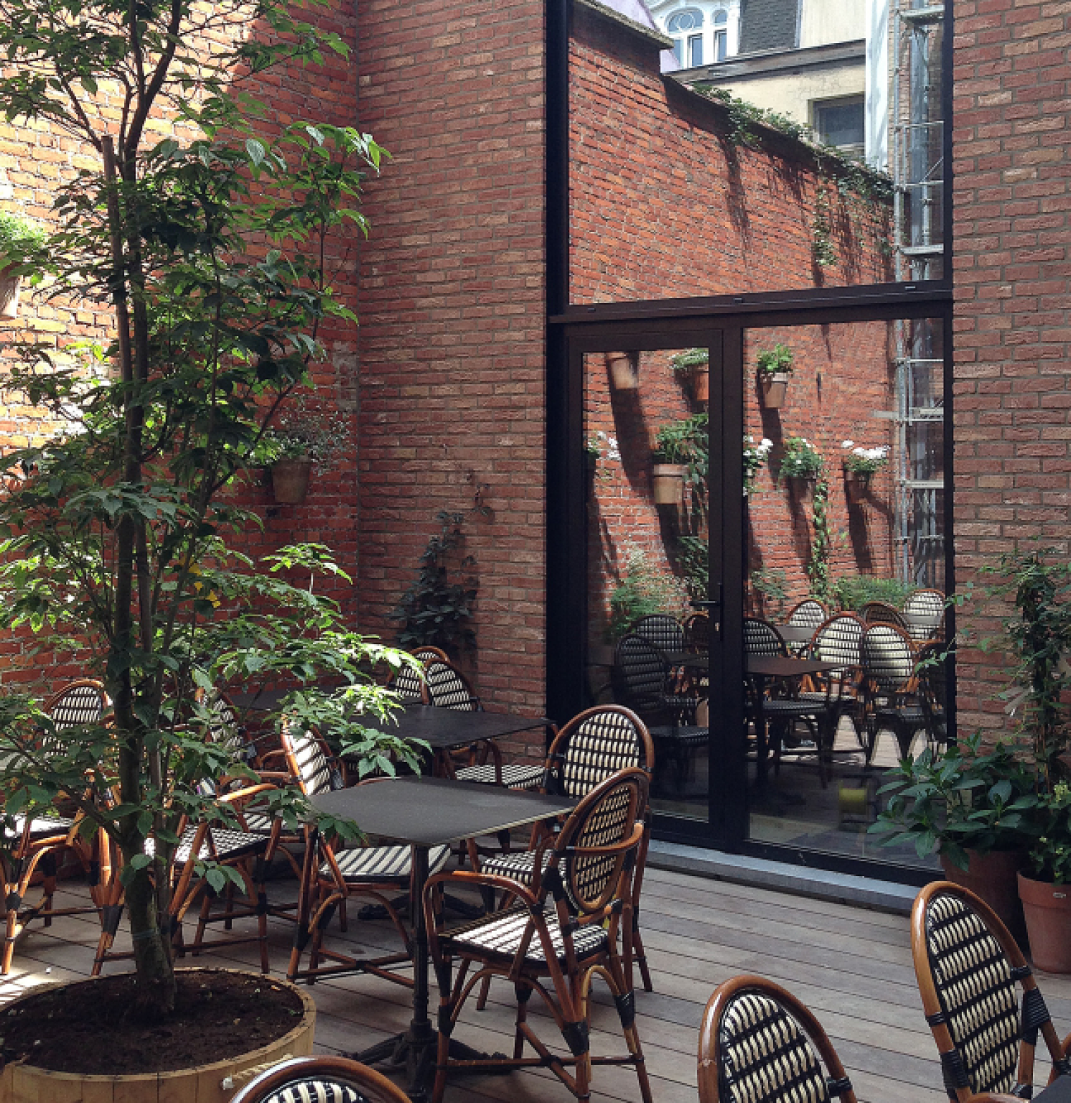 Terasse. Restaurant Le Berger. Inneneinrichtung. Interior-Design und Gestaltungskonzept von Martina Nievergelt