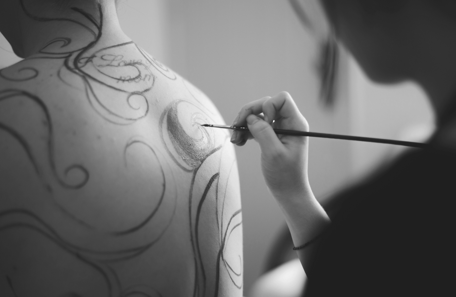 Malen ist Bewegung, ist ein Symbolisierungsprozess. Der Pinsel soll über unseren nackten Oberkörper tanzen. Eine körpernahe, intime Kunstform und intuitive Verdichtung von Imaginärem. Inneres wird nach aussen sichtbar und somit besser wahrnehmbar.